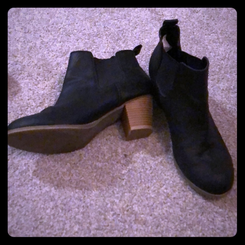 Black simple elegant bootie